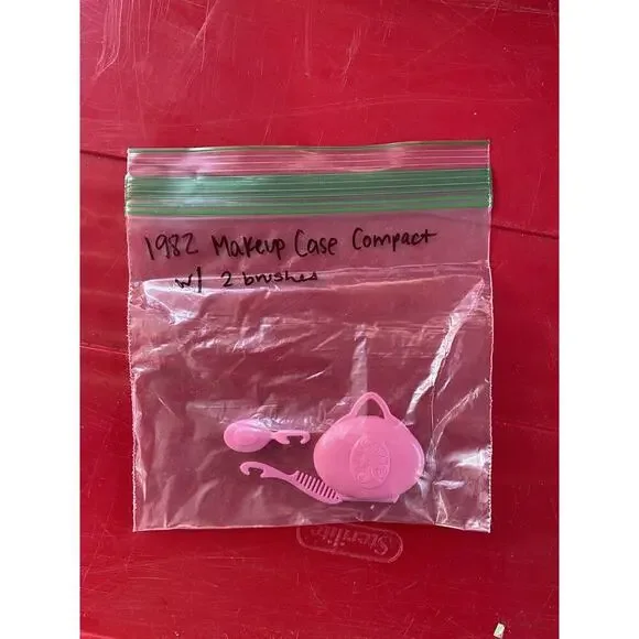 Vintage Barbie 1982 Make Up Compact Case & 2 Brushes Good Condition Accessories - Picture 4 of 4